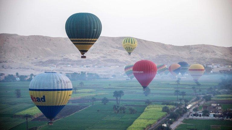 A picture showing the balloon (top) which crashed near Luxor shortly before the incident (26 February 2013)