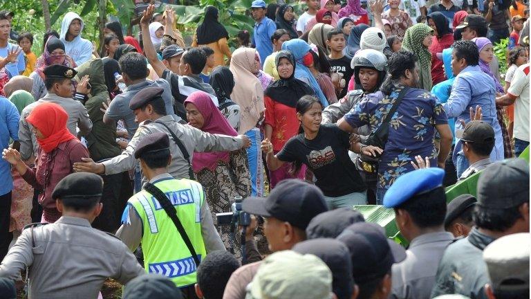 File photo: Indonesian police block angry Muslim residents away from devotees of Filadelfia Batak Christian Protestant in Bekasi district outside Jakarta, 25 December 2012