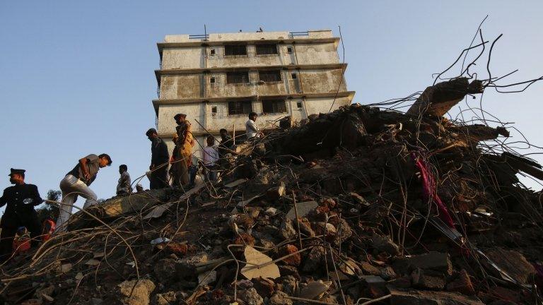 Rescue workers at scene of building collapse in Thane. Photo: 5 April 2013