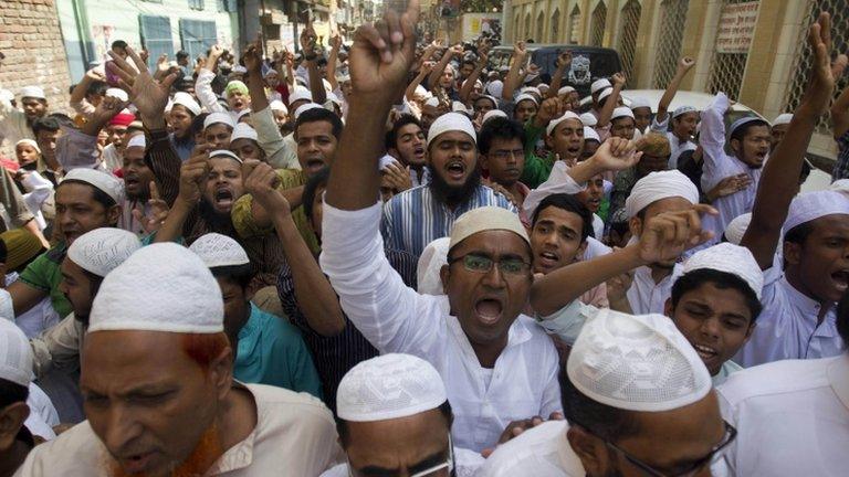 Islamist activists in Dhaka (5 April 2013)