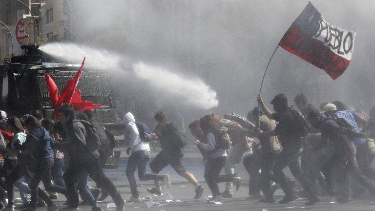 Police uses water cannon against students in Chile