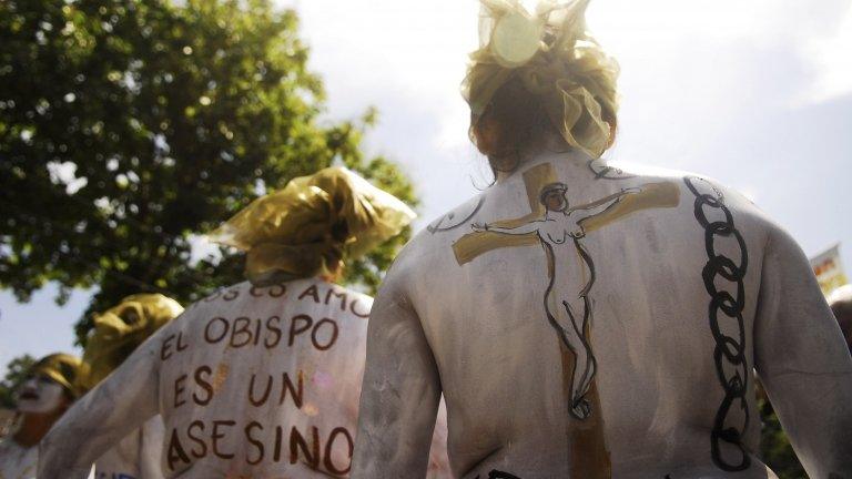 Members of feminist organisations demonstrate in favour of a seriously ill woman's right to an abortion outside a San Salvador court on 15 May 2013