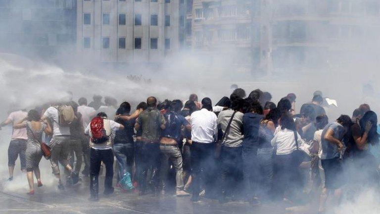 Police disperse protesters in Istanbul, 1 June