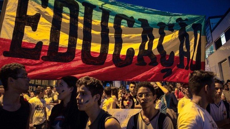 Young people march next in Belo Horizonte, 21 June 2013