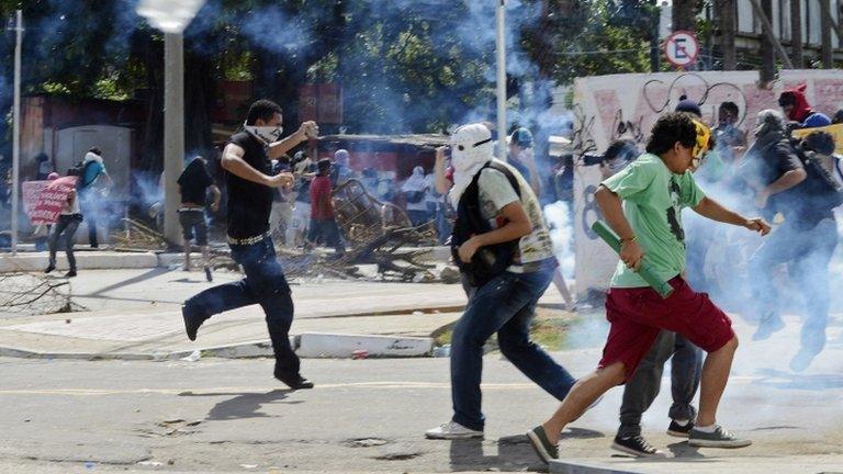 Protesters clash with police Fortaleza. Photo: 27 June 2013