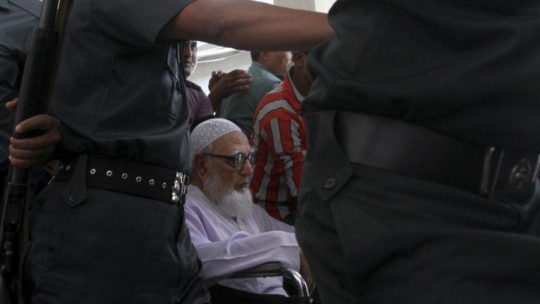 Former Jamaat-e-Islami party leader Ghulam Azam escorted to Dhaka court on 15 July 2013