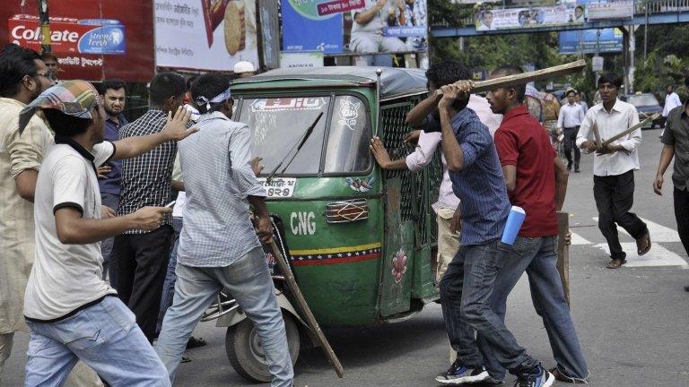 Protesters attempt to vandalize an auto rickshaw after hearing the verdict of the trial of Ghulam Azam (not pictured), the former head of Jamaat-e-Islami party as they demand his capital punishment in Dhaka July 15, 2013