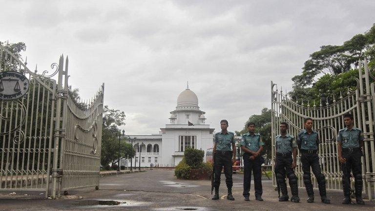 Bangladeshi police stand guard in front of the high court in Dhaka on August 1, 2013.