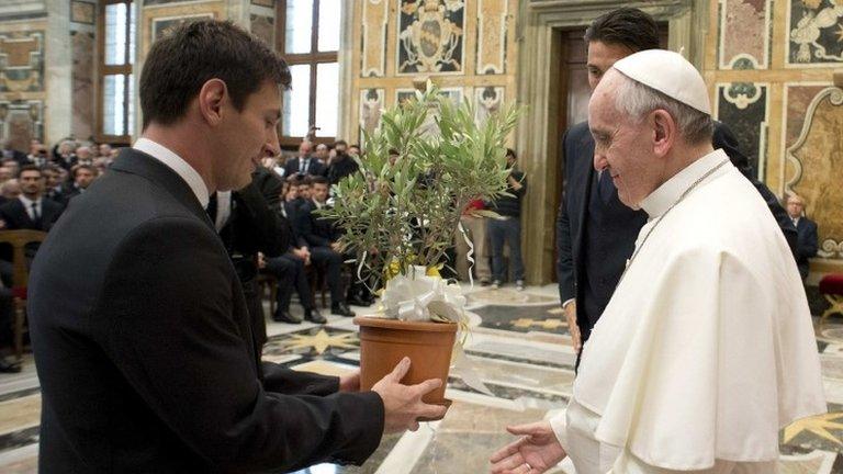 Lionel Messi gives Pope Frances an olive tree at the Vatican (13 Aug 2013)