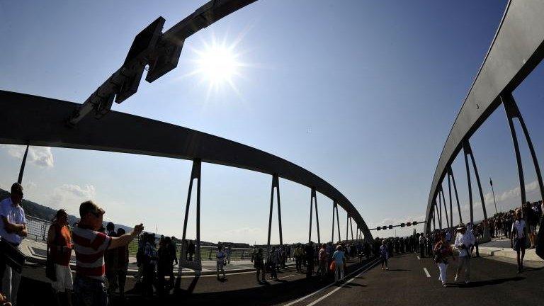 Visitors on Dresden's controversial Waldschloesschen bridge after the opening ceremony (24 August)