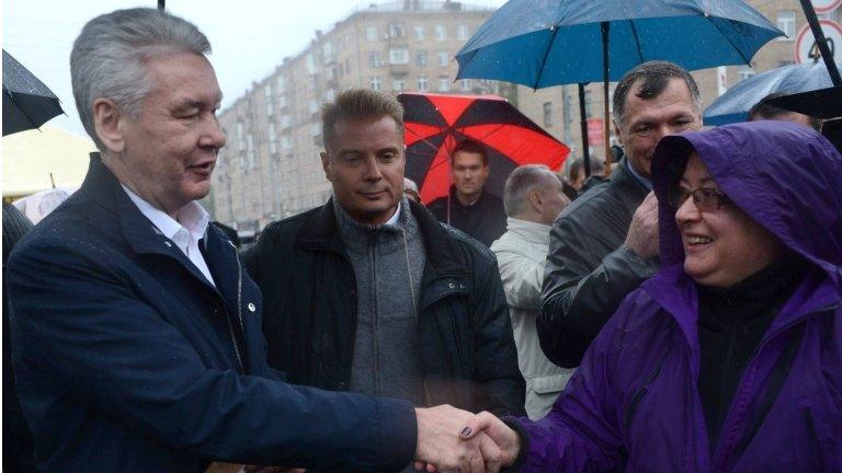 Sergei Sobyanin meeting a supporter in Moscow