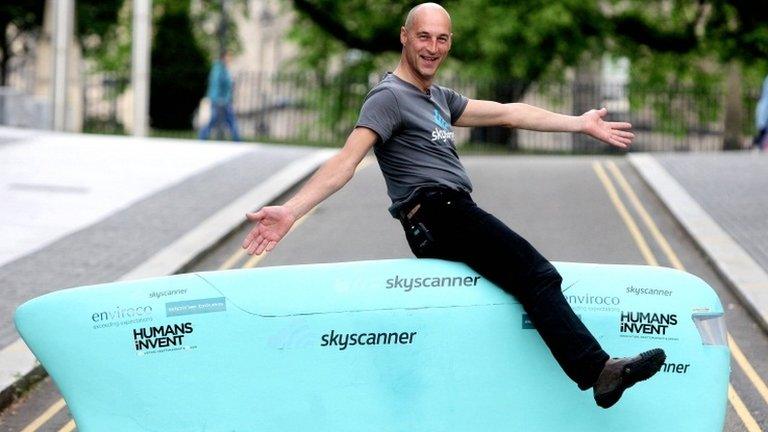 Graeme Obree shows off Beastie