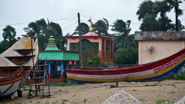 Indian fishermen take cover as Cyclone Phailin approaches, 12 October 2013