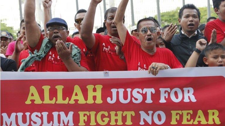 Muslim demonstrators chant slogans outside Malaysia's Court of Appeal in Putrajaya, outside Kuala Lumpur 14 October 2013