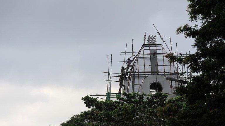 Construction workers in Sri Lanka