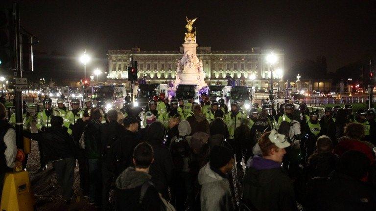 Police and protesters outside Buckingham Palace