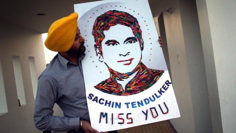 Indian artist Harwinder Singh Gill with a Tendulkar portrait, 16 Nov