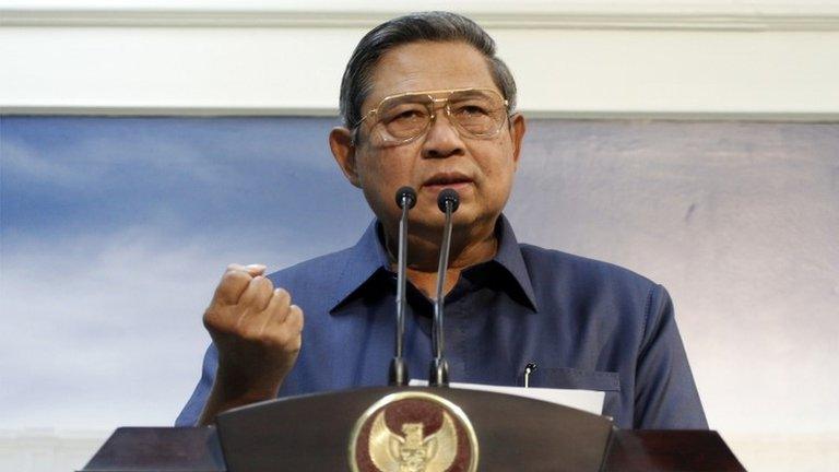 Indonesian President Susilo Bambang Yudhoyono gestures during a press conference at Palace in Jakarta, Indonesia, 20 November 2013