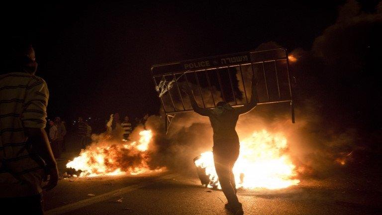 Israel Bedouins burn apolice barricade during a protest on 30 November 2013 near Hura, Israel