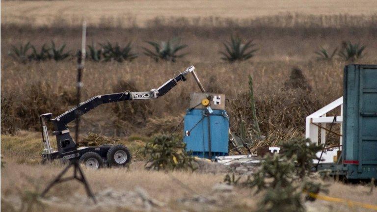 A robotic arm recovers radioactive cobalt-60 and deposits it in a safe container in a field in central Mexico on 10 December, 2013