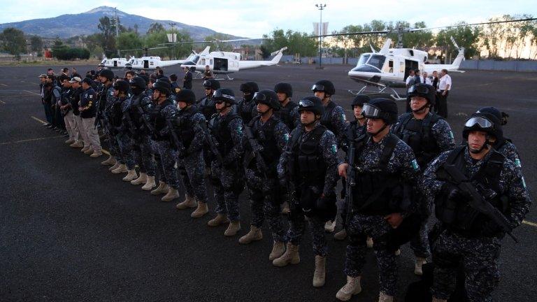 Members of the Mexican Federal Police arrive Morelia on 13 January, 2014