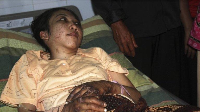 Indonesian domestic helper Erwiana Sulistyaningsih lies in a bed whilst being treated at a hospital in Sragen, Indonesia"s Central Java province, 17 January 2014