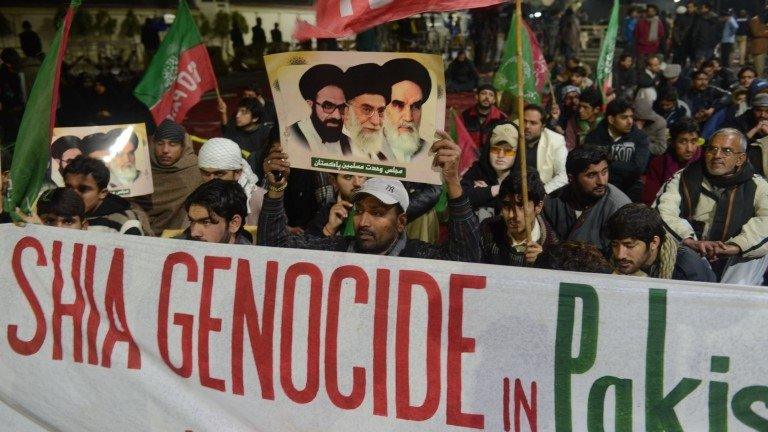 Pakistani Shiite Muslims stage a protest against the killing of their community members in an overnight bombing, in Lahore on January 22, 2014.