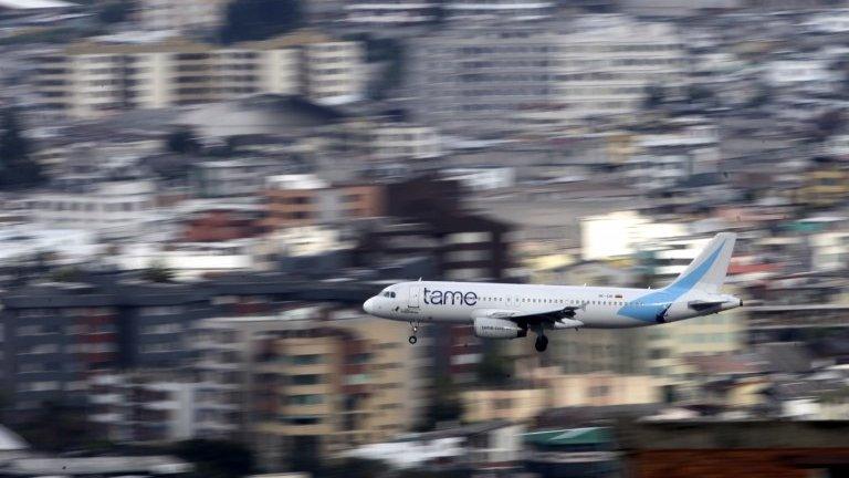 Tame plane landing in Quito