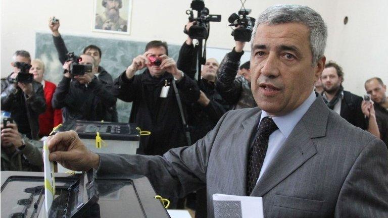 Oliver Ivanovic casting his ballot during local elections on 3 November 2013 in Kosovska Mitrovica