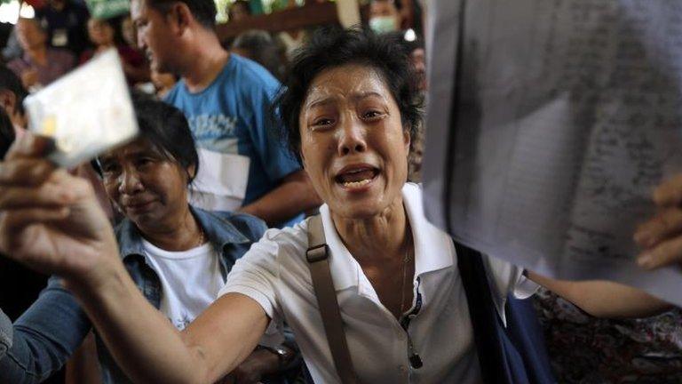 Voter demands to cast ballot in Bangkok, 2 Feb