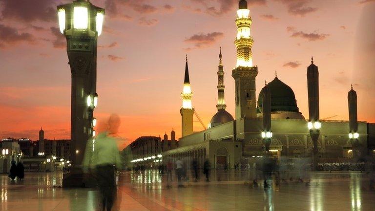 Worshippers visit the Prophet's Mosque in Medina, Saudi Arabia (5 July 2013)