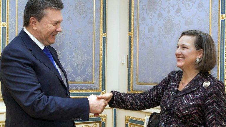 Ukraine's President Viktor Yanukovych and US Assistant Secretary for European and Eurasian in Kiev (6 Feb 2014)