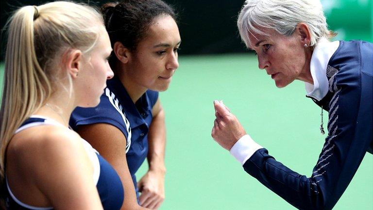 Great Britain team captain Judy Murray (R) speaks to Heather Watson (C) and Jocelyn Rae