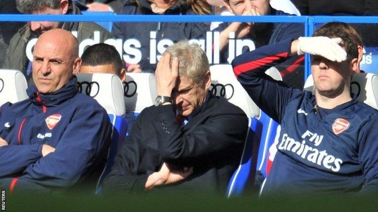 Arsene Wenger (centre)