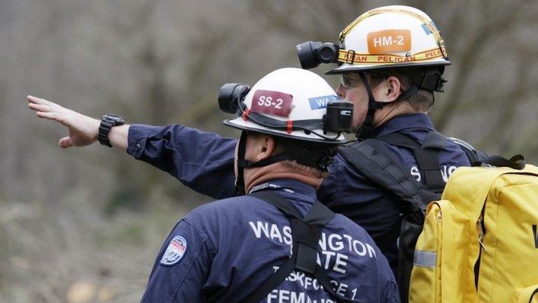 Rescue workers in Oso, Washington (25 Mar 2014)