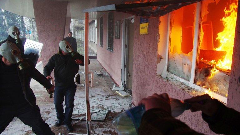 Pro-Russia protesters storm regional police building in eastern Ukrainian city of Horlivka (Gorlovka), near Donetsk. 14 April 2014