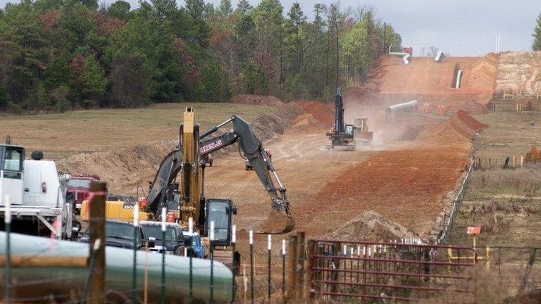 Crews work on the Keystone XL pipeline in Texas (3 December 2012)