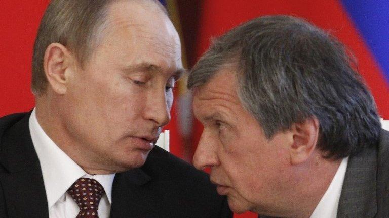 Russian President Vladimir Putin talks to Rosneft chairman Igor Sechin at the Kremline (2 July 2013)