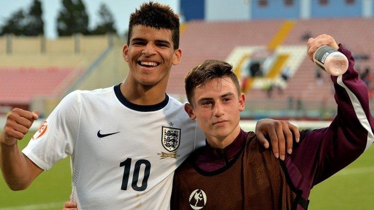 England's Dominic Solanke (l) and Patrick Roberts