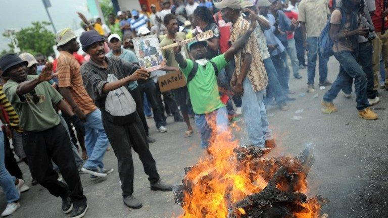 Demonstrators perform a voodoo ceremony before an anti-government protest in Port-au-Prince, Haiti, 5 June 2014