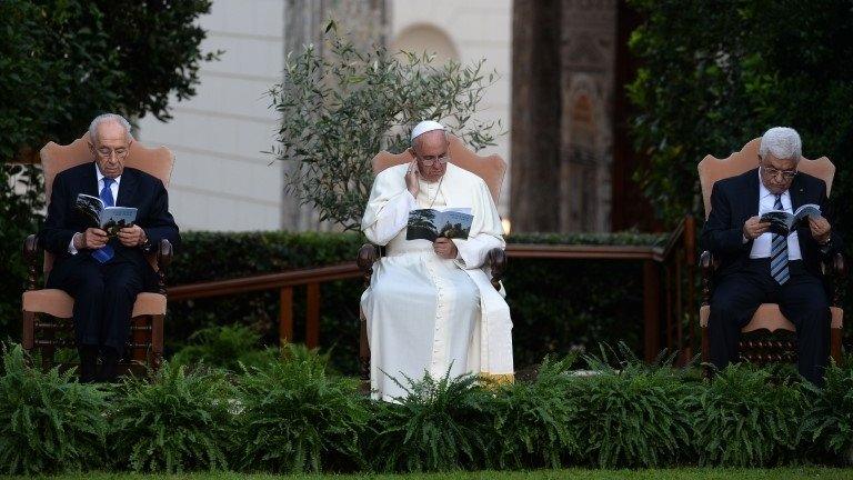 Pope Francis (C) sits between Palestinian leader Mahmoud Abbas (R) and Israeli President Shimon Peres (L) during a joint peace prayer at the Vatican.