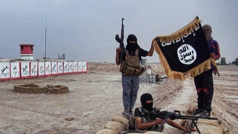 ISIS fighters at an Iraqi army checkpoint in Salahuddin (12/06/14)