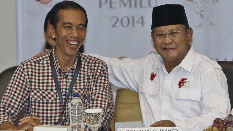 Indonesian Presidential candidates Prabowo Subianto (R) and Joko Widodo (L) at the General Election Commission office in Jakarta on 1 June 2014