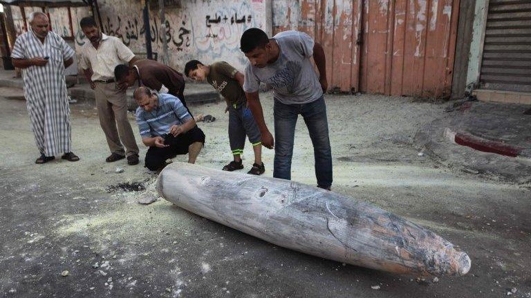 Palestinians look at remains of an Israeli missile in Gaza (11/07/14)