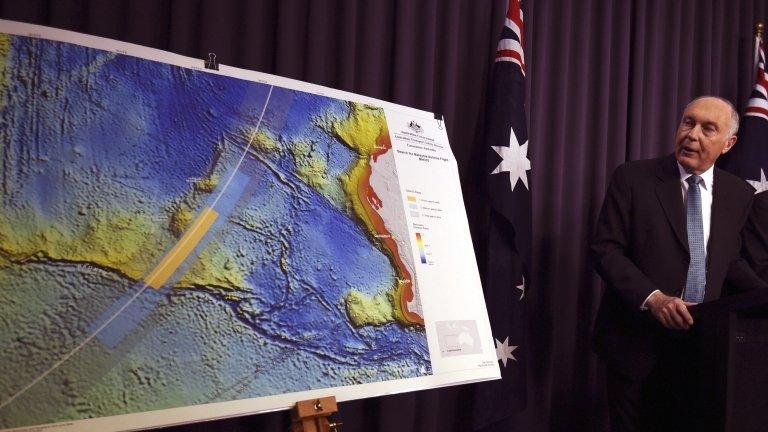 Australian Deputy Prime Minister Warren Truss (R) speaks during a press conference at Parliament House in Canberra, Australia, on 6 August 2014