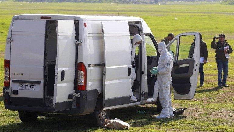 Police inspect a vehicle used to to rob an armoured truck transporting money at the international airport in Santiago, 12 August, 2014.