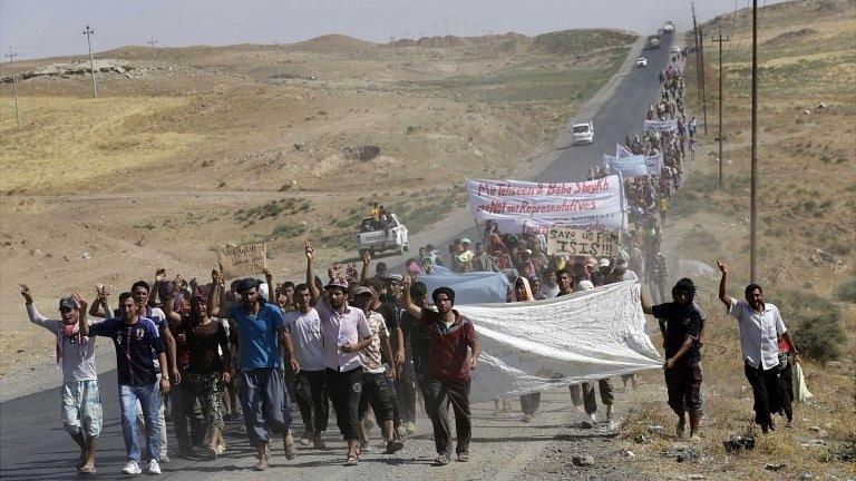 Displaced Iraqis from the Yazidi sect demonstrate at a border crossing with Syria in Dahuk province 13/08/2014