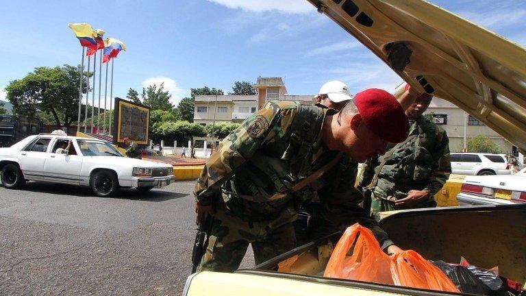 Venezuelan soldiers search for smuggled goods in a car heading to Colombia. 20/08/2014