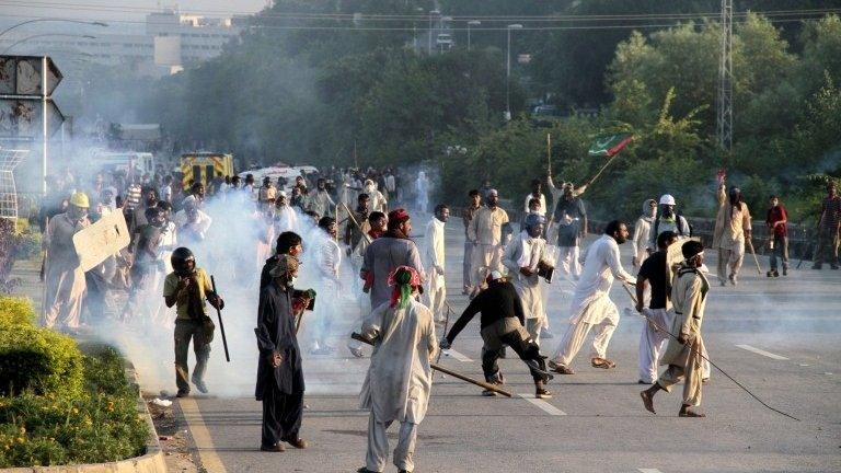 Supporters of Pakistani Muslim cleric Tahirul Qadri and opposition politician Imran Khan, clashes with police during an anti-government protest in Islamabad, Pakistan, 01 September 2014.