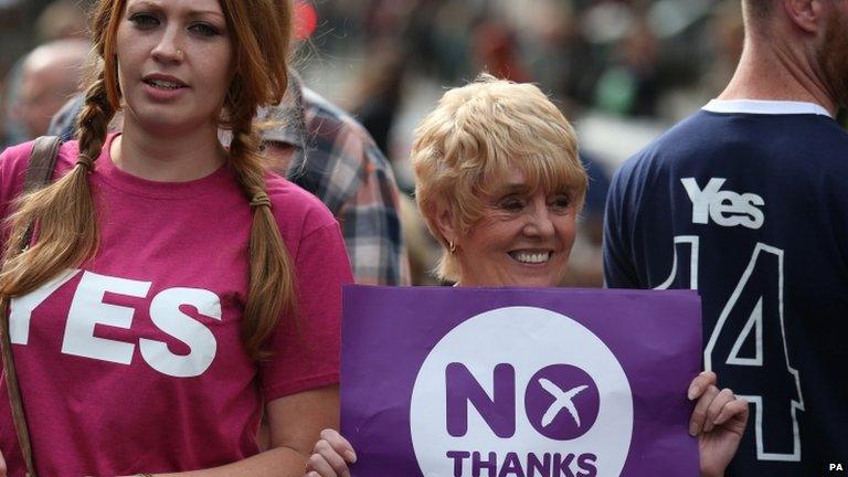 Yes and No vote supporters in Edinburgh